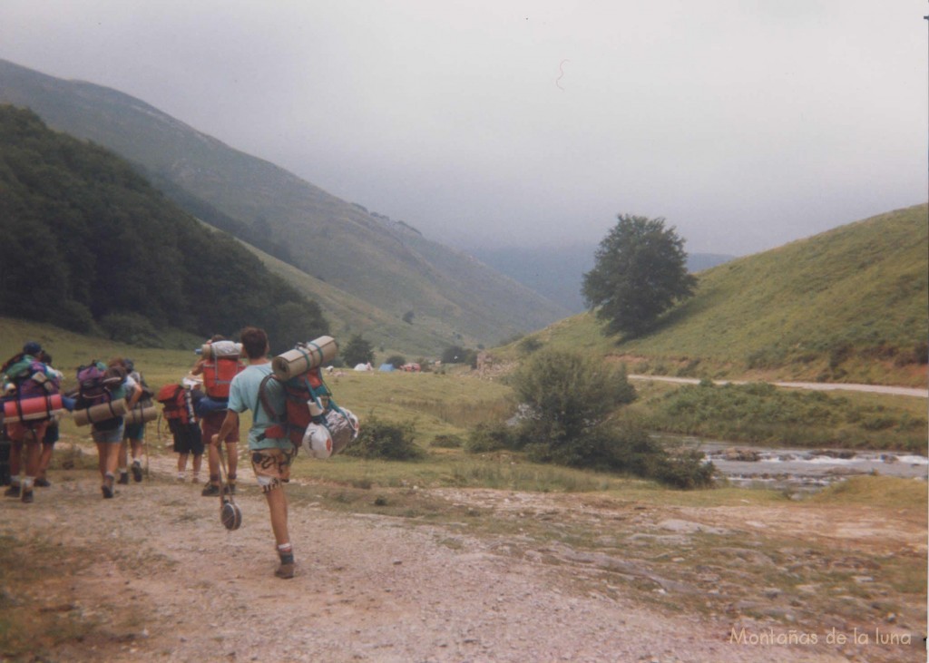 Campamento junto al Río Egurgoa o Urrio en la frontera entre Francia y Navarra